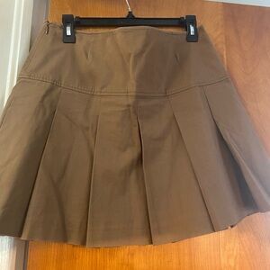 Gianni Bini pleated short skirt with side zipper.